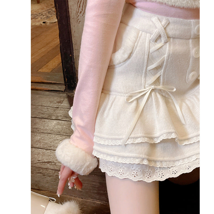 Jupe courte évasée taille haute rose, portée