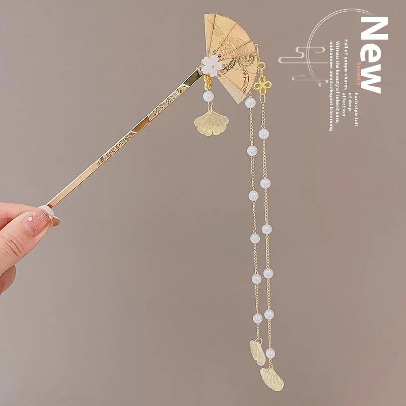 Épingle à cheveux dorée éventail et perles, gros plan