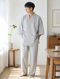 Jinbei homme matelassé épais porté, gris chiné, ambiance intérieure lumineuse