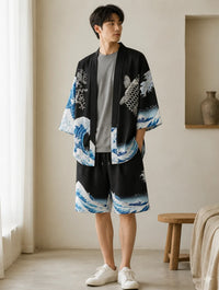 Ensemble kimono et short imprimé vague japonaise porté par un homme, veste kimono ouverte et short assorti