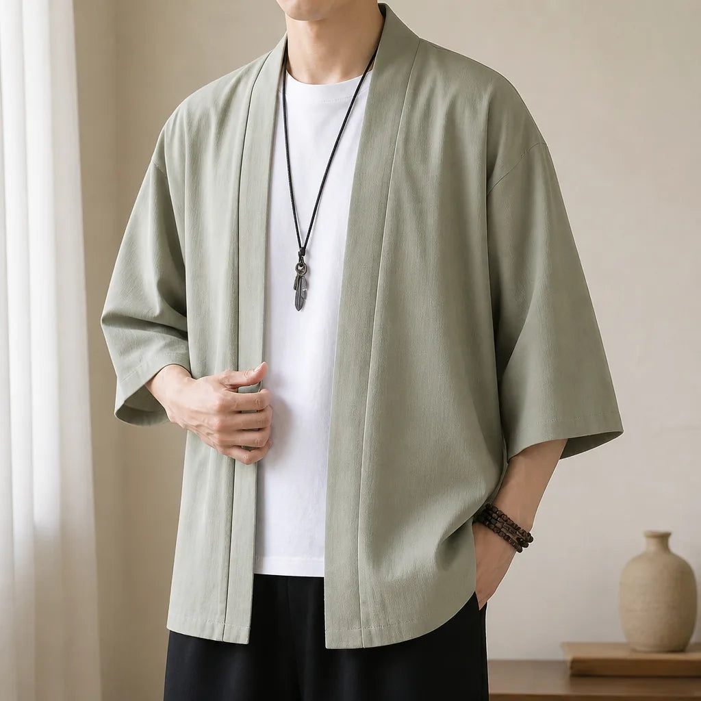 Veste kimono homme japonaise portée, coloris sauge, style éditorial