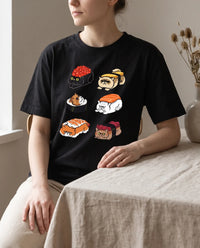 T-shirt japonais Neko Sushis porté, imprimé six chats sushis noir