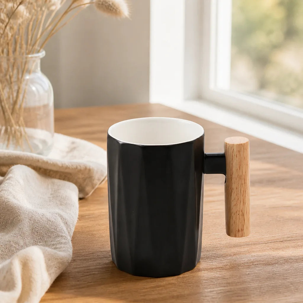 Mug japonais en céramique noir, ambiance lumière naturelle