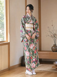 Kimono japonais vert kaki à fleurs, treillis kikkō et pivoines, ceinture obi crème