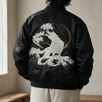 Sukajan japonais loup blanc porté, broderie loup et vague façon Hokusai sur bomber noir satiné