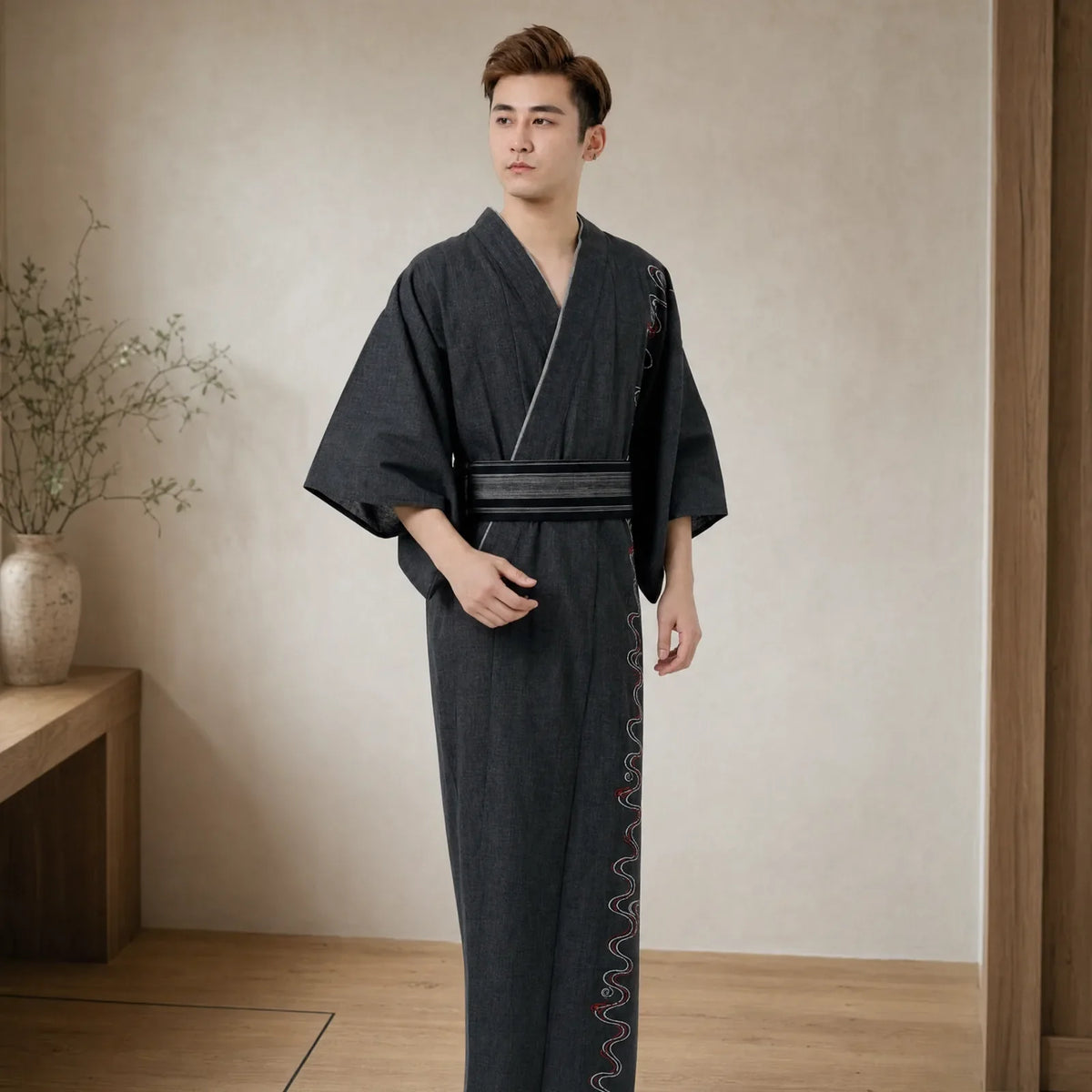 Yukata homme noir chiné porté, broderie nami rouge et blanc, obi à rayures grises