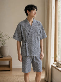 Jinbei homme noir et blanc motif seigaiha porté, haut court et short assortis