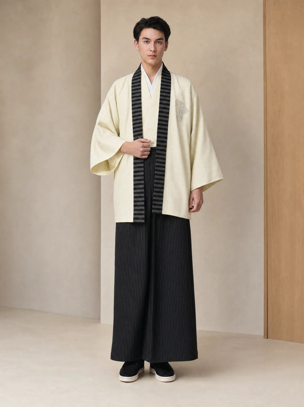 Kimono traditionnel homme cérémonie porté, ensemble ivoire et noir rayé