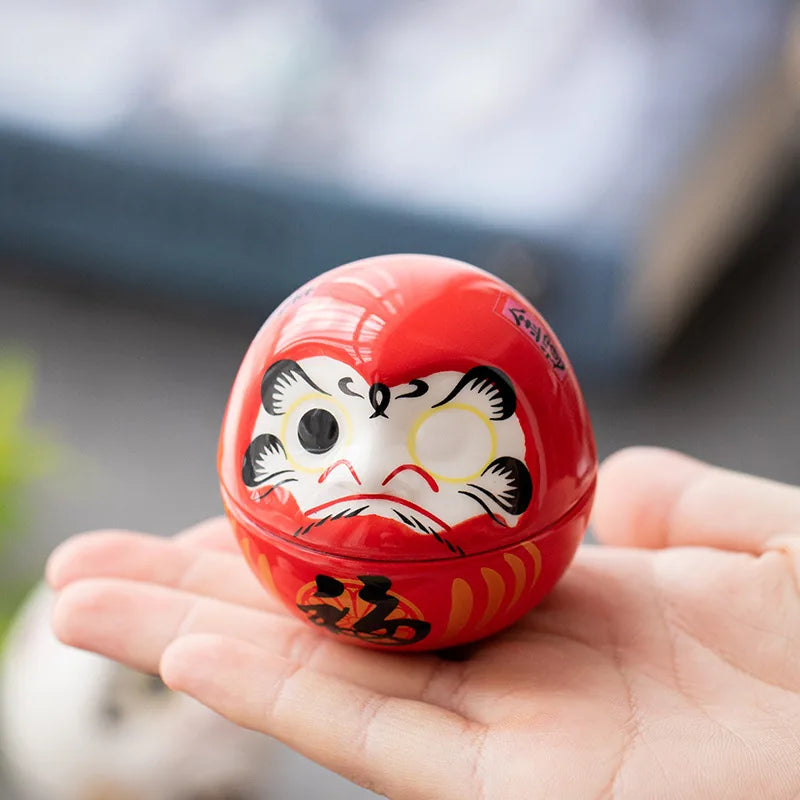 Figurine daruma porte-bonheur en porcelaine