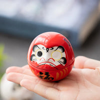 Figurine daruma porte-bonheur en porcelaine