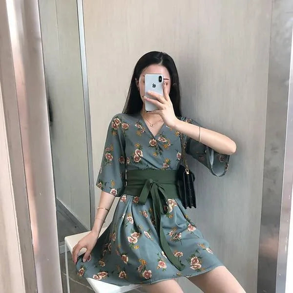 Robe Printanière Fleurie à Manches Kimono