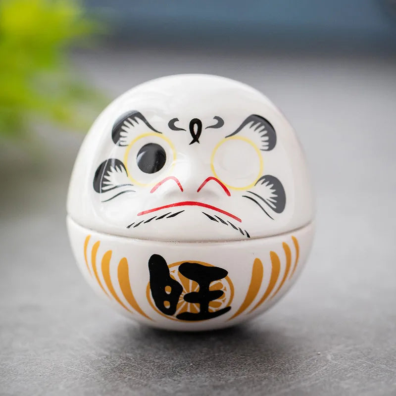 Figurine daruma porte-bonheur en porcelaine