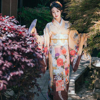 Kimono traditionnel japonais fleuri