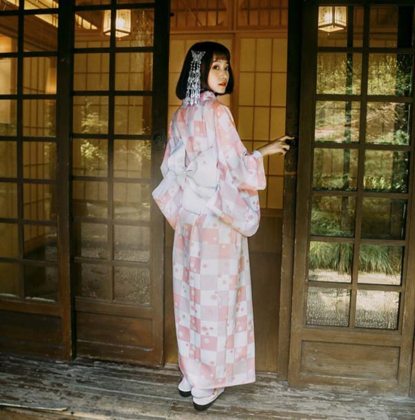 Kimono japonais femme rose à carreaux-3.jpg