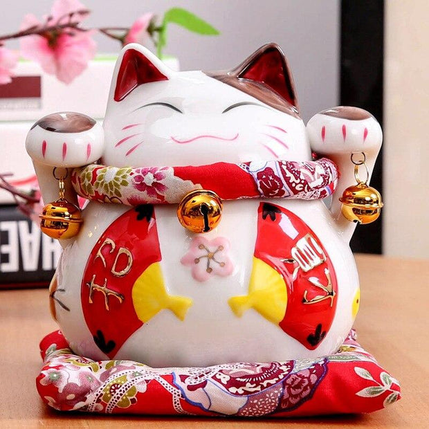 Maneki Neko deux pattes en l'air et éventails