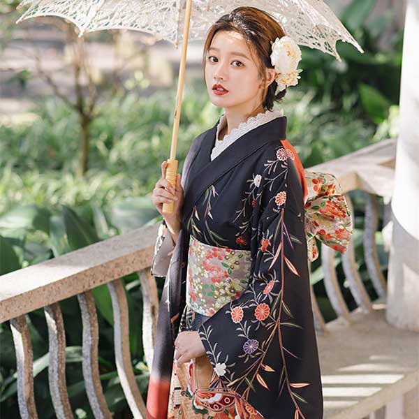 Kimono femme coloré motifs japonais