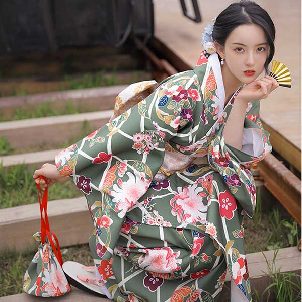 Kimono traditionnel japonais kaki-0.jpg