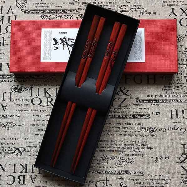 Baguettes japonaises en bois sculpté