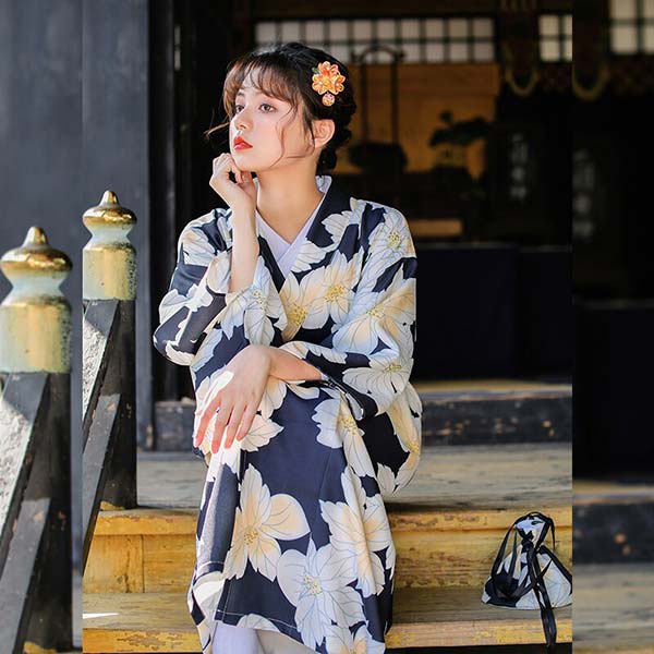 Kimono traditionnel floral bleu marine-1.jpg