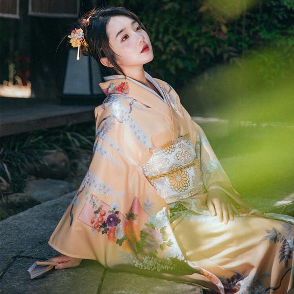 Kimono traditionnel japonais fleuri-4.jpg