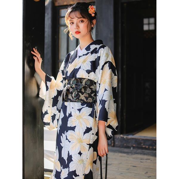 Kimono traditionnel floral bleu marine