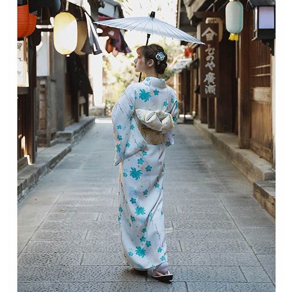 Yukata japonais léger blanc fleuri