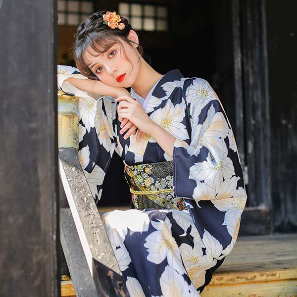 Kimono traditionnel floral bleu marine-0.jpg