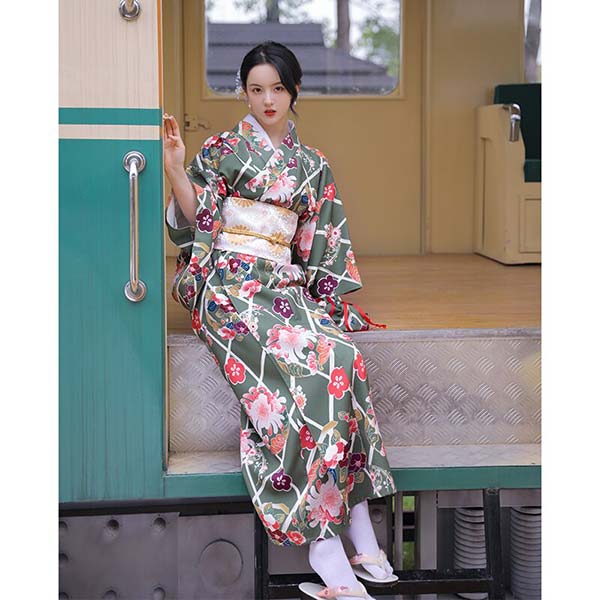 Kimono traditionnel japonais kaki