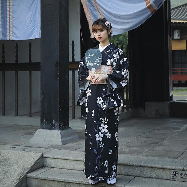 Kimono traditionnel japonais Hana noir-0.jpg