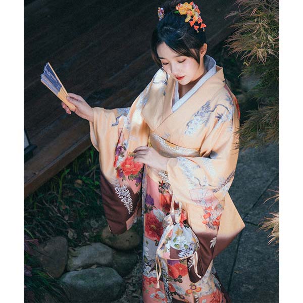 Kimono traditionnel japonais fleuri-1.jpg