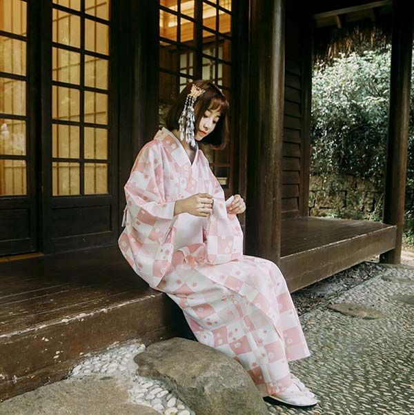 Kimono japonais femme rose à carreaux-4.jpg