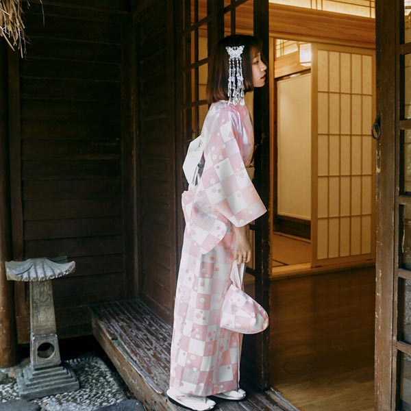 Kimono japonais femme rose à carreaux-2.jpg