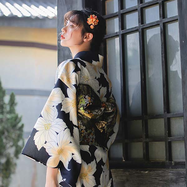 Kimono traditionnel floral bleu marine-4.jpg