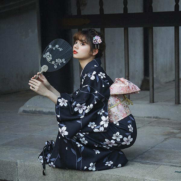 Kimono traditionnel japonais Hana noir