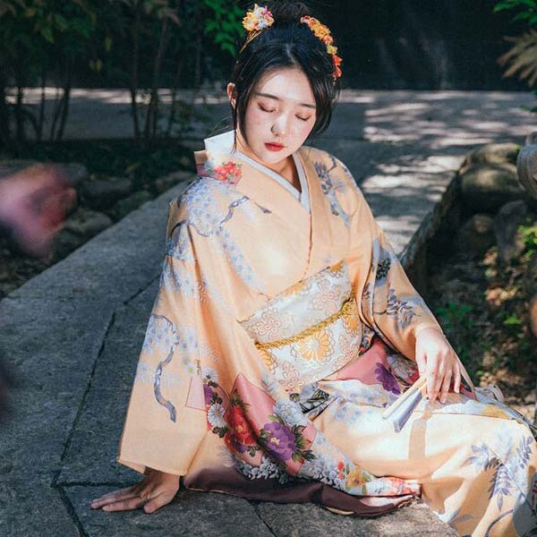 Kimono traditionnel japonais fleuri-2.jpg