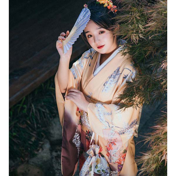 Kimono traditionnel japonais fleuri-3.jpg