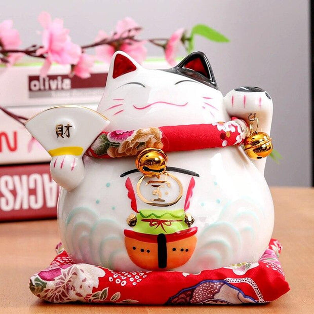 Chat Maneki Neko et son éventail